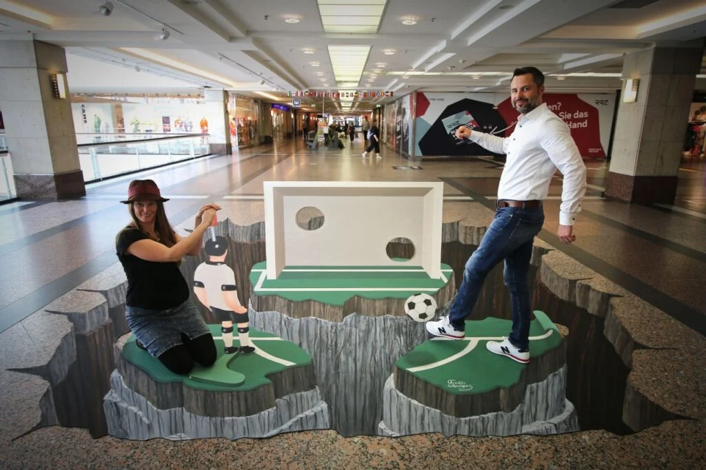 Streetart Künstlerin Fredda Wouters mit Center Manager Matthias Böttcher vom Rhein-Ruhr Zentrum in Mülheim an der Ruhr