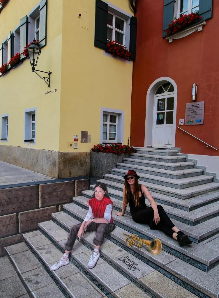 3D Straßenmalerei von Fredda Wouters in Gunzenhausen "Abgang zum städtischen Musikkeller" als Perspektivwechsel zum stadtbekannten historischen Blasturm.